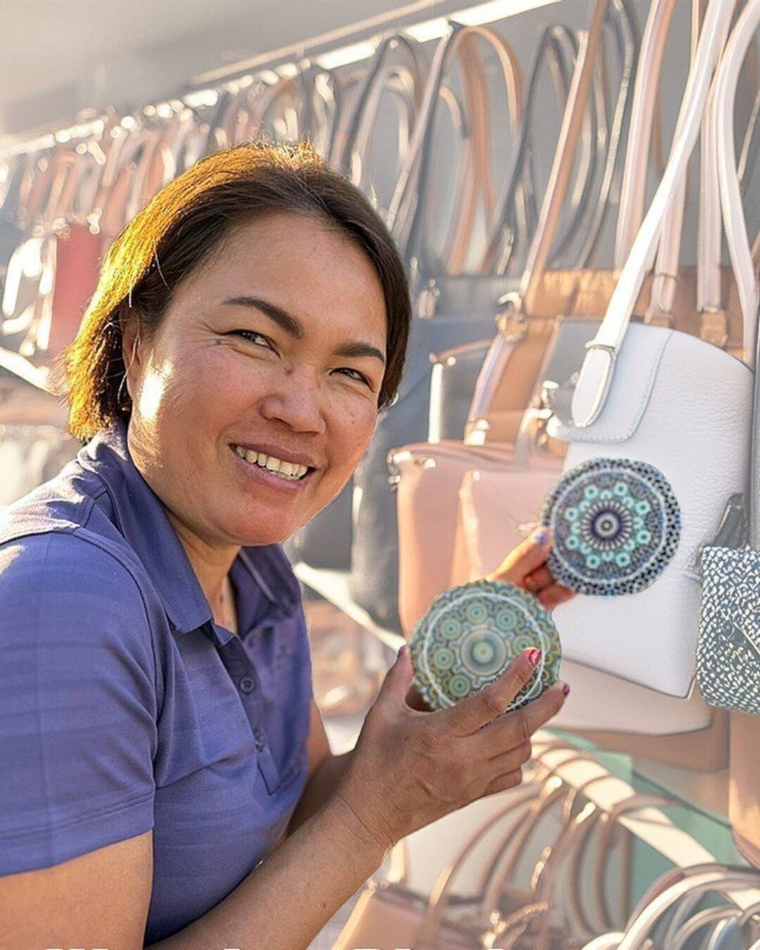 Wanphen Biasio mit ihren LAMAI-Taschen